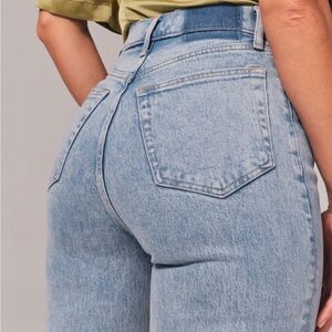 Abercrombie Curve Love ‘90s Straight Ultra High Rise Jeans in 4L